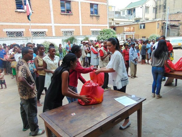 Vietnamese consulate helps flood victims in Madagascar